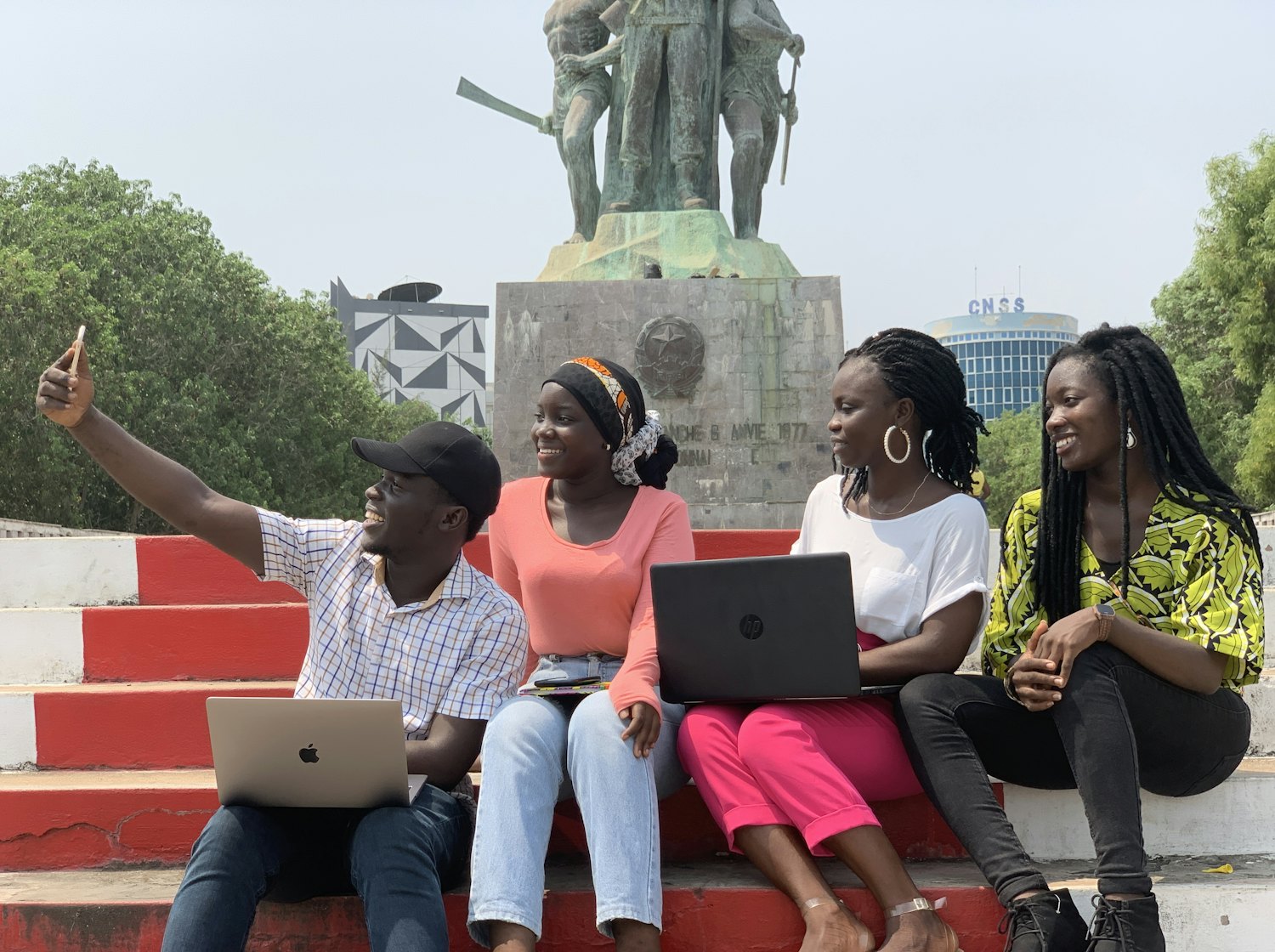 Un groupe de jeunes travaillant ensemble sur des ordinateurs portables