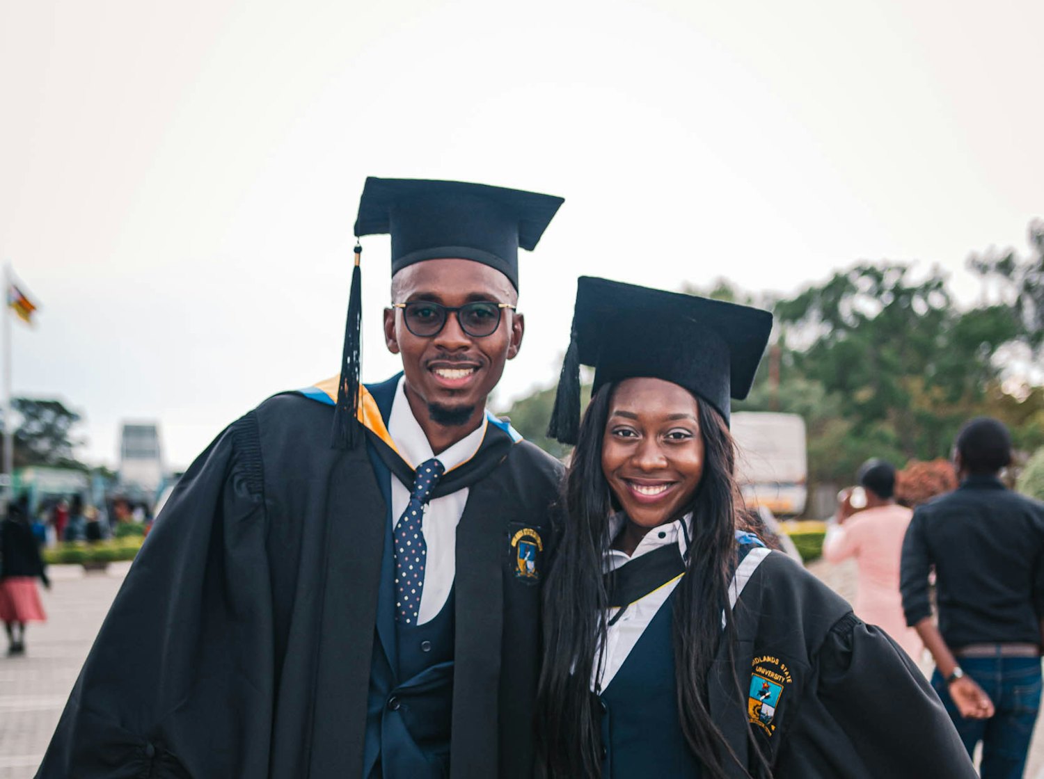 Deux diplômés africains en toge, souriants
